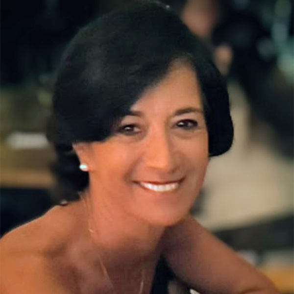 Foto de la profesora sonriendo.